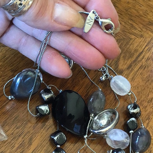 Lot of 4 necklaces, 2 gold, 2 silver sizes vary - Picture 3 of 8